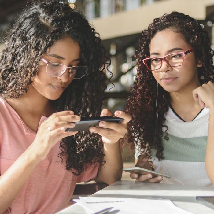 A 20-something uses Zelle at a restaurant.